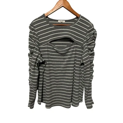 Top Acanalado Maurices Gris Blanco Rayas Recorte Peekaboo Acanalado Manga Larga 1X Foto 1 de 4