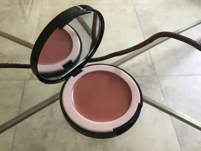 Muñeca 10 Hydragel Crema Bálsamo Rubor Rojo en SHAMELESS, un tono nude rosa coral Foto 1 de 3