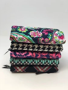 Nuevo Con Etiquetas Vera Bradley CARTERA CORREA Triple Tarjeta de Identificación Sierra Stream - Imagen 1 de 2