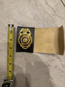 INSIGNIA DE INGENIERO DEL DEPARTAMENTO DE BOMBEROS DEL ESTADO DE CONNECTICUT DE COLECCIÓN EN BOLSA DE CUERO - Imagen 1 de 12