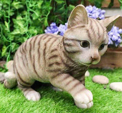 Estatua de gato atigrado gris pateando realista del Ebros 13,75" de largo con ojos de cristal Foto 1 de 4