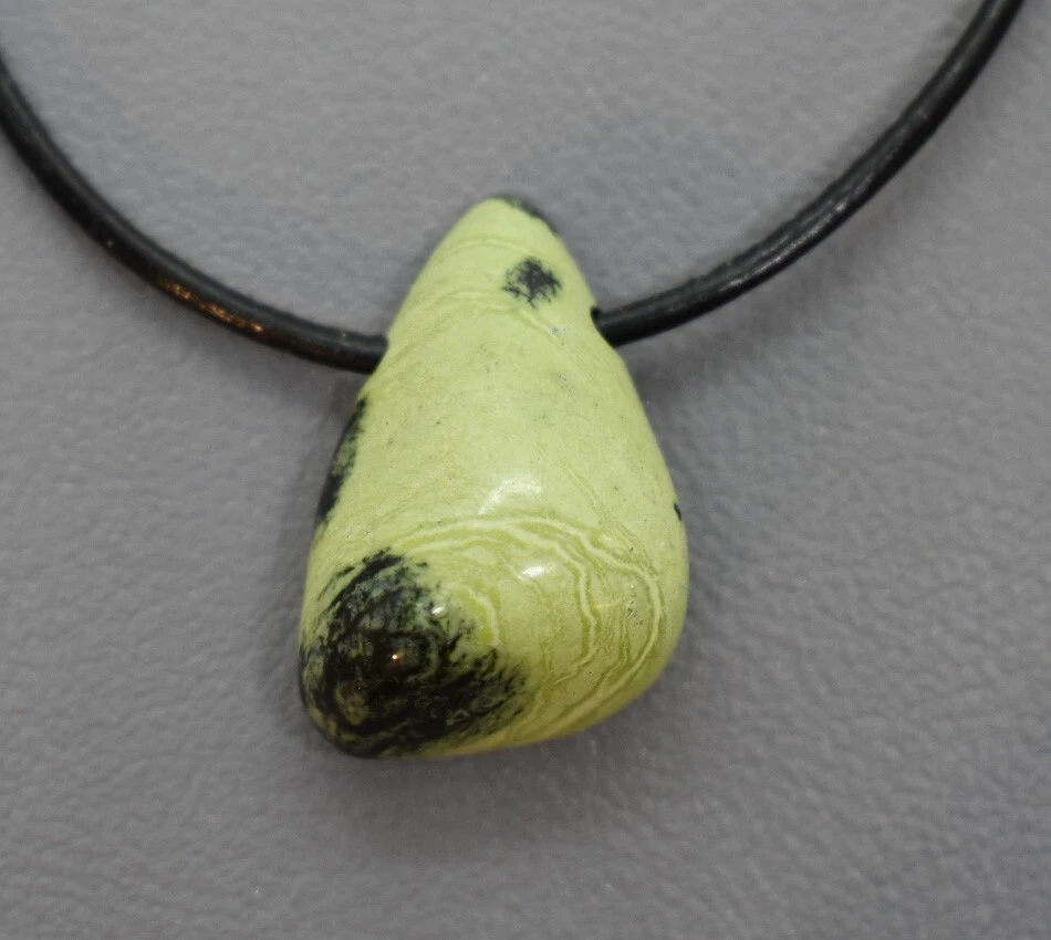 +Natur+GRÜNER SERPENTIN EDELSTEIN-ANHÄNGER TROMMELSTEIN-gebohrt mit Lederband#T2 - Bild 1 von 1