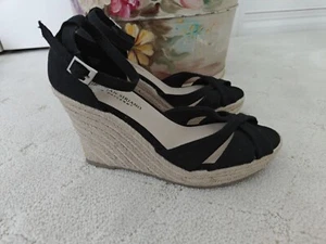 Neu Christian Siriano Damen-Sandalen schwarz Keilabsatz hohe Knöchelriemen 8 1/2 Stoff - Bild 1 von 11