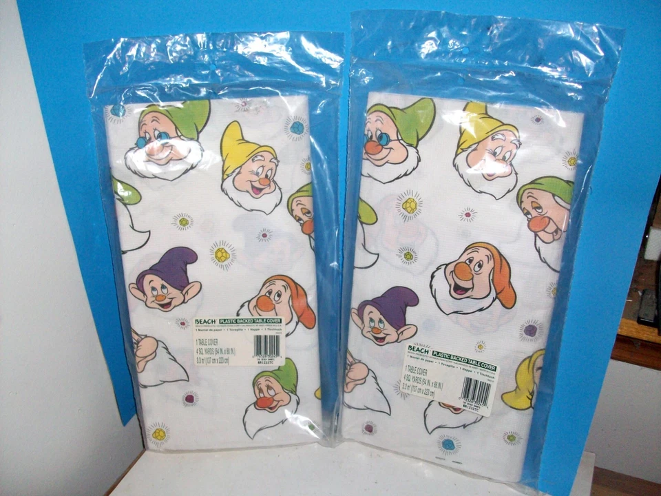2 CUBIERTAS DE MESA LOS SIETE ENANITOS DE PRODUCTOS DE PLAYA SIN ABRIR 54" X 88" CADA UNA Foto 1 de 1