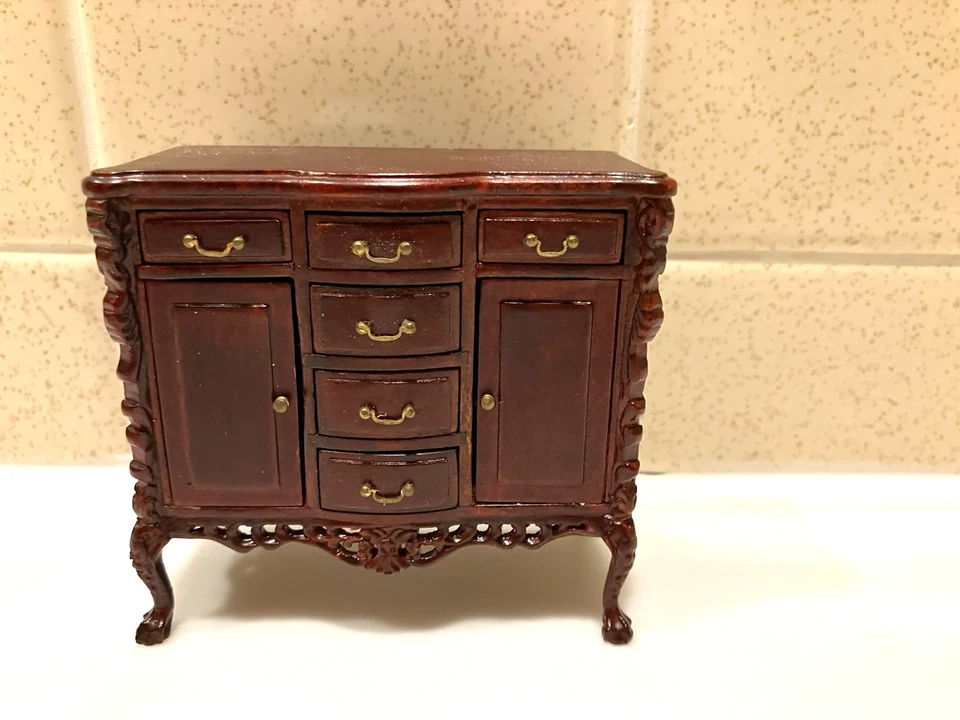 Mesa aparador miniatura BESPAQ para casa de muñecas 3 1/8"L x 1 1/2"W x 3"H 1:12 Foto 1 de 4