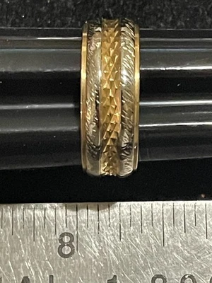 Alianza de boda tallada en arte de oro amarillo y blanco de 14 k 7,8 g talla 9,75 Foto 1 de 4