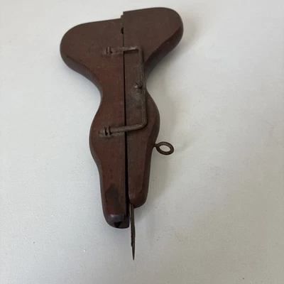 Antigua herramienta de costura o costura manual de madera de finales de 1800 de cuero/tela Foto 1 de 4