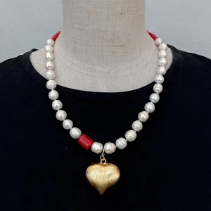 Collar de agua dulce de perlas blancas de coral rojo enchapado en oro colgante de corazón cepillado - Imagen 1 de 6