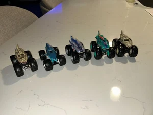 Juego de 5 Hot Wheels Monster Jam 1:64 Diecast 3 Sharks 2 Dragons - Imagen 1 de 4