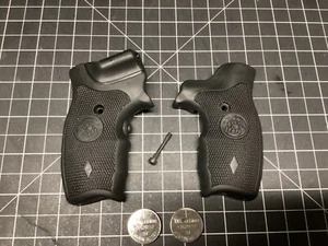 RARE S&W LOGO CRIMSON TRACE LG-305 RED LASER GRIPS FOR S&W J FRAME REVOLVERS - Picture 1 of 8