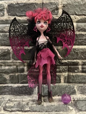 Monster High Draculaura Ghouls Rule Doll w Outfit Tights Wings Shoes Earrings - Image 1 of 4