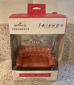 Decorazione divano Hallmark Central Perk ~ albero di Natale ~ amici TV ~ decorazione vacanze ~ NUOVO - Foto 1 di 22