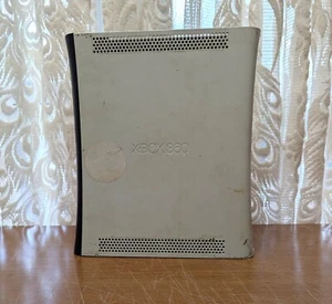 CONSOLE XBOX 360 NON TESTATA E LA CUSTODIA HA DANNI - VENDO SOLO PER PARTI DI RICAMBIO - Foto 1 di 20