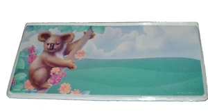 Porta Chequera ARTISTA JEFF LEFEVER OSO KOALA Pequeño Mundo Saludos De Colección Años 80 - Imagen 1 de 3