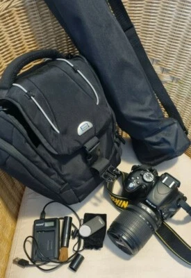 Nikon D5100 + Zubehörpaket inkl. Nikon Objektiv mit Tragetasche und Stativ - Bild 1 von 4