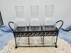 Verzierter, schwarzer Metallbehälter mit 3 Klarglasflaschen - Bild 1 von 4