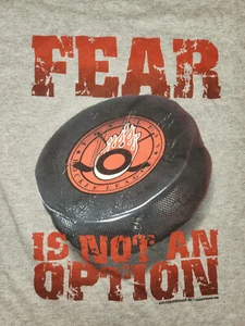 Fear is Not an Option Fearless Puck GRAU Hockey Erwachsene T-Shirt - Bild 1 von 1