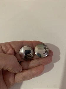 VINTAGE SIGNED STERLING ENGRAVED FLORAL BUTTON DESIGN CLIP ON EARRINGS 1" - Bild 1 von 9