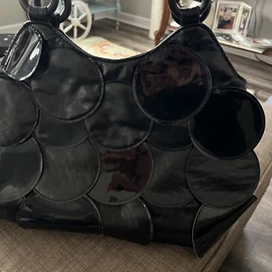 Cartera de mano de cuero negro y charol con asa con cuentas 12x15 - Imagen 1 de 6