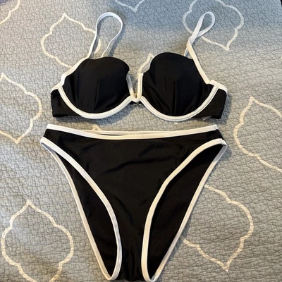 Bikini No Boundaries V Wire con aros pequeño (3-5) negro con ribete blanco Foto 1 de 4