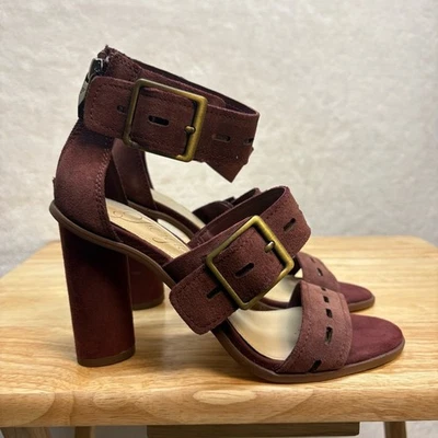 Sandalia Fergie Fame con correa en el tobillo hebilla gamuza tacón borgoña Merlot para mujer talla 6 Foto 1 de 4