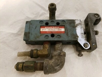 Schrader Bellows 5/2-Way Roller Lever Valve 41012-1000 - Image 1 of 4