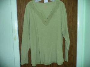 PLUS SIZE LADIES GREEN PULLOVER WITH EMBROIDERY AND 4 BUTTONS - Picture 1 of 3