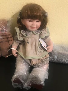 Muñeca coleccionable de cerámica de 9 pulgadas de alto solo con fines decorativos - Imagen 1 de 9