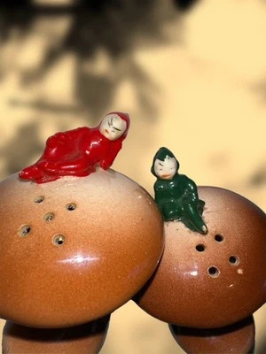 Salero y pimentero vintage japonés de cerámica pixie elf champiñón Foto 1 de 4
