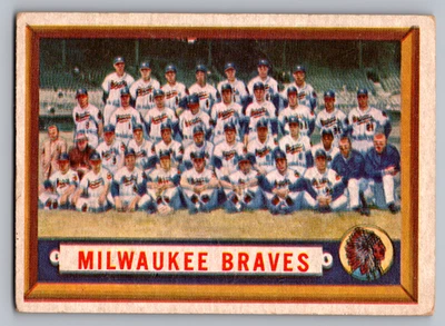 Tarjeta del equipo 1957 Topps #114 Milwaukee Braves con Aaron/Mathews/Spahn Foto 1 de 3