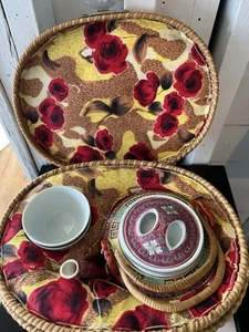 Vintage chinesisches Teeservice mit Weidenkorb Etui - rotes Langlebigkeitsmuster - Bild 1 von 20
