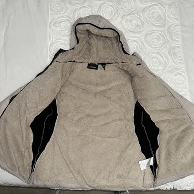 Jaqueta Bebe Feminina Média de Pele Sintética Bege com Zíper, Nova Sem Etiquetas, Nylon/Piéster - Imagem 1 de 4