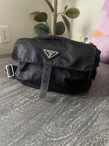 Bolso de hombro Prada triángulo de metal esmaltado, herrajes plateados, mini bandolera - Imagen 1 de 10