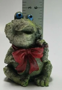 Süße Figur Frosch sitzend mit roter Schleife kostenloser Versand (J3) - Bild 1 von 3