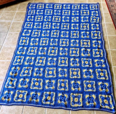 Nuevo Hecho a Mano Crochet 63x85" XL Afghan Throw Cama Queen Azul Amarillo Cuadrados Foto 1 de 4