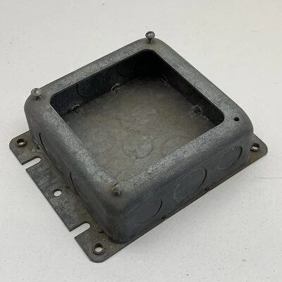 Caja de conexiones de salida de piso poco profundo de hormigón con brida Hubbell 232A Foto 1 de 4