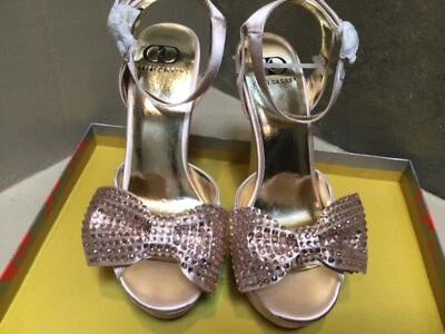 Daga Kelsi NUEVO Cayda DESNUDO Rubor Satinado Estrás Arco Cuña Talla 8,5 EE. UU. Foto 1 de 4