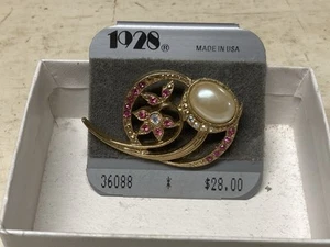 Broche prendedor vintage 1928 hecho en EE. UU. tono dorado nunca usado - Imagen 1 de 6