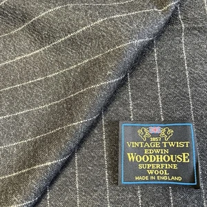 Tessuto Edwin Woodhouse VINTAGE TWIST 1,8 m | Lana grigia a righe di gesso ad alta torsione | - Foto 1 di 11