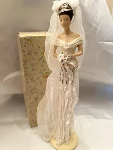 Vintage "Putting on the Ritz" Quaste Braut Statue in Kleid & Schleier mit Ständer - Bild 1 von 16