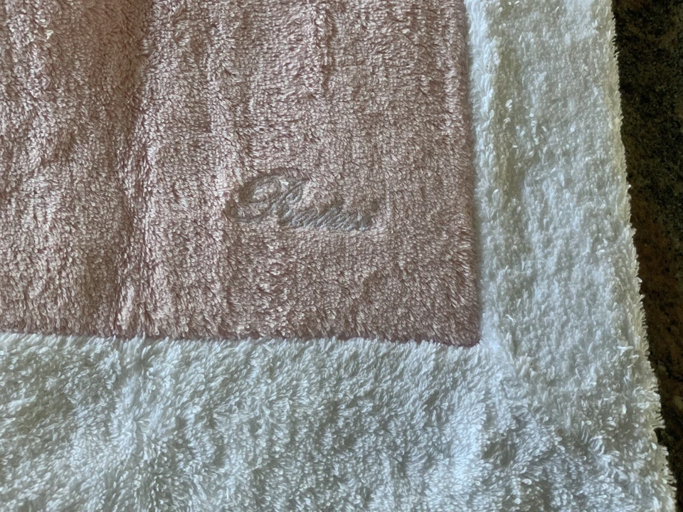 NUEVA ALFOMBRA DE BAÑO PRATESI ~ RARA ROSA Y BLANCO ~ TUBO ~ ORG $390,2 DISPONIBLES Foto 1 de 4