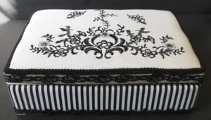 VINTAGE Black & White Hand Crafted Embroidered Velvet Lined Jewelry Trinket Box - Picture 1 of 17