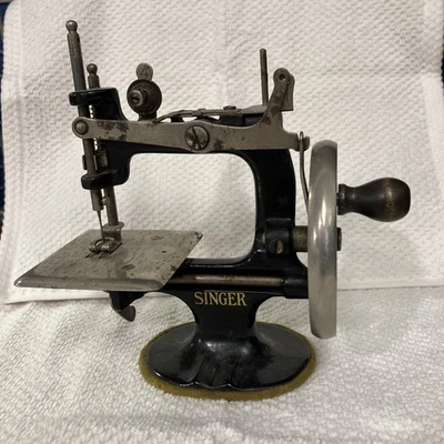 Máquina de coser infantil Singer Sew Práctica modelo 20 manivela juguete años 20 Foto 1 de 4
