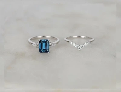 Conjunto de anillo nupcial de topacio azul simulado corte esmeralda de 2 quilates enchapado en oro blanco de 14 k Foto 1 de 4