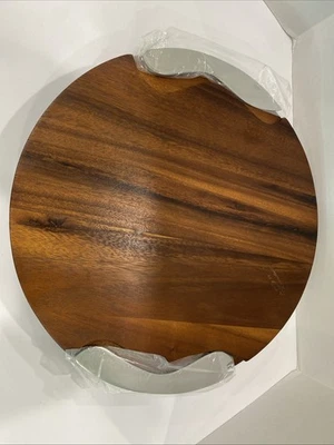 Cuchillo y tenedor redondo de mesa de charcutería de queso de madera de acacia Nambe Foto 1 de 4