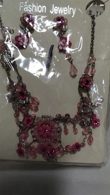 (LOTE #01) LOTE DE 6 JUEGOS DE COLLAR Y PENDIENTES DE CRISTAL ROSA CARDADO Foto 1 de 3