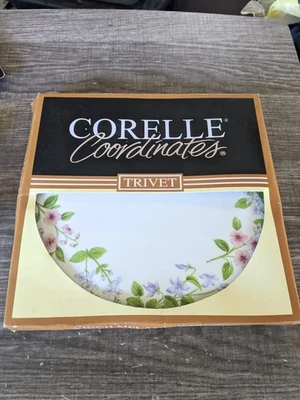 CORELLE COORDINATES DELICATE ARRAY 8 INCH FOOTED TRIVET NEW FREE USA SHIPPING - Image 1 of 4