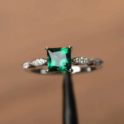 Anillo solitario enchapado en oro creado en laboratorio esmeralda de 2 quilates libre de impuestos Foto 1 de 4