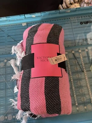 TOALLA DE PLAYA ROSA Rosa de Victoria Secret Gris y Rosa Talla 50 in X 60 in Foto 1 de 4