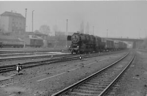 (2327) Orig. s/w Negativ - DDR - BR 52 8198-5 mit einem Güterzug - 70iger Jahre